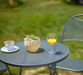 Baštenski set 2 solice + sto metalni