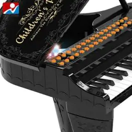 Igračka klavir sa stolicom i mikrofonom