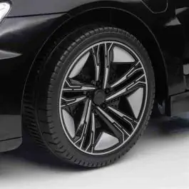 Dečiji automobil na akumulator Audi RS e-tron GT Crni – Licencirani model sa daljinskim upravljačem i LED svetlima